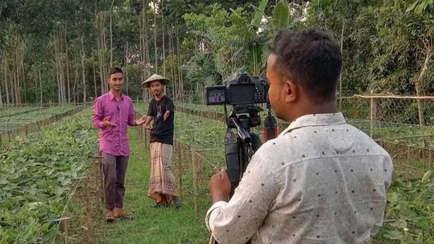 আবহাওয়া অফিস জানায়, আগামীকাল সকাল ৯টার মধ্যে ময়মনসিংহ, ঢাকা, খুলনা, বরিশাল, চট্টগ্রাম ও সিলেট বিভাগের কিছু কিছু জায়গায় এবং রংপুর ও রাজশাহী বিভাগের দু’এক জায়গায় অস্থায়ীভাবে দমকা হাওয়াসহ বিদ্যুৎ চমকানো/বৃষ্টি/বজ্রসহ বৃষ্টি হতে পারে। সেই সঙ্গে সারা দেশে দিন এবং রাতের তাপমাত্রা প্রায় অপরিবর্তিত থাকতে পারে। এছাড়া ২৭ মে পশ্চিমমধ্য এবং তৎসংলগ্ন উত্তর বঙ্গোপসাগর এলাকায় একটি লঘুচাপ সৃষ্টি হতে পাবে।