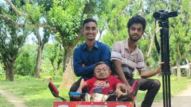 আবহাওয়া অফিস জানায়, আগামীকাল সকাল ৯টার মধ্যে ময়মনসিংহ, ঢাকা, খুলনা, বরিশাল, চট্টগ্রাম ও সিলেট বিভাগের কিছু কিছু জায়গায় এবং রংপুর ও রাজশাহী বিভাগের দু’এক জায়গায় অস্থায়ীভাবে দমকা হাওয়াসহ বিদ্যুৎ চমকানো/বৃষ্টি/বজ্রসহ বৃষ্টি হতে পারে। সেই সঙ্গে সারা দেশে দিন এবং রাতের তাপমাত্রা প্রায় অপরিবর্তিত থাকতে পারে। এছাড়া ২৭ মে পশ্চিমমধ্য এবং তৎসংলগ্ন উত্তর বঙ্গোপসাগর এলাকায় একটি লঘুচাপ সৃষ্টি হতে পাবে।